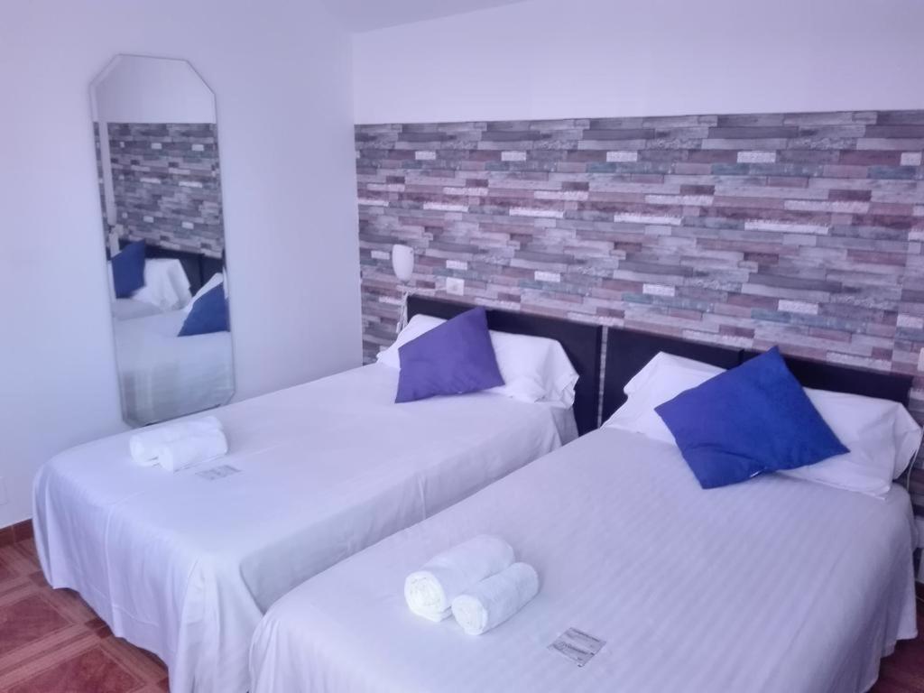 Hotel Corcubion Playa De Quenxe Room photo